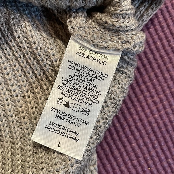 V neck knit sweater - Picture 7 of 7